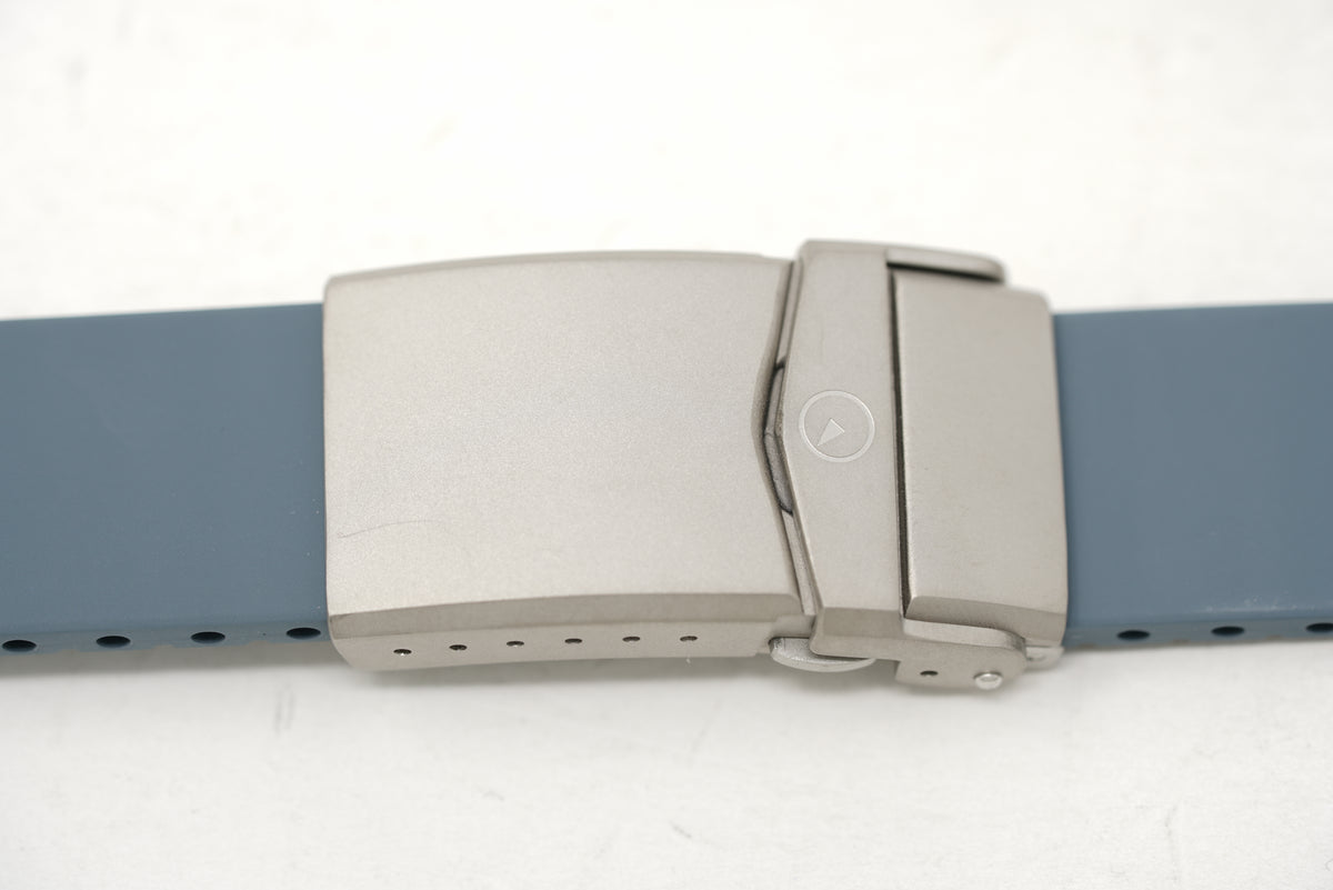 Pre-Owned Islander Sands Point Titanium Diver Grey Whale Tail ISL-259