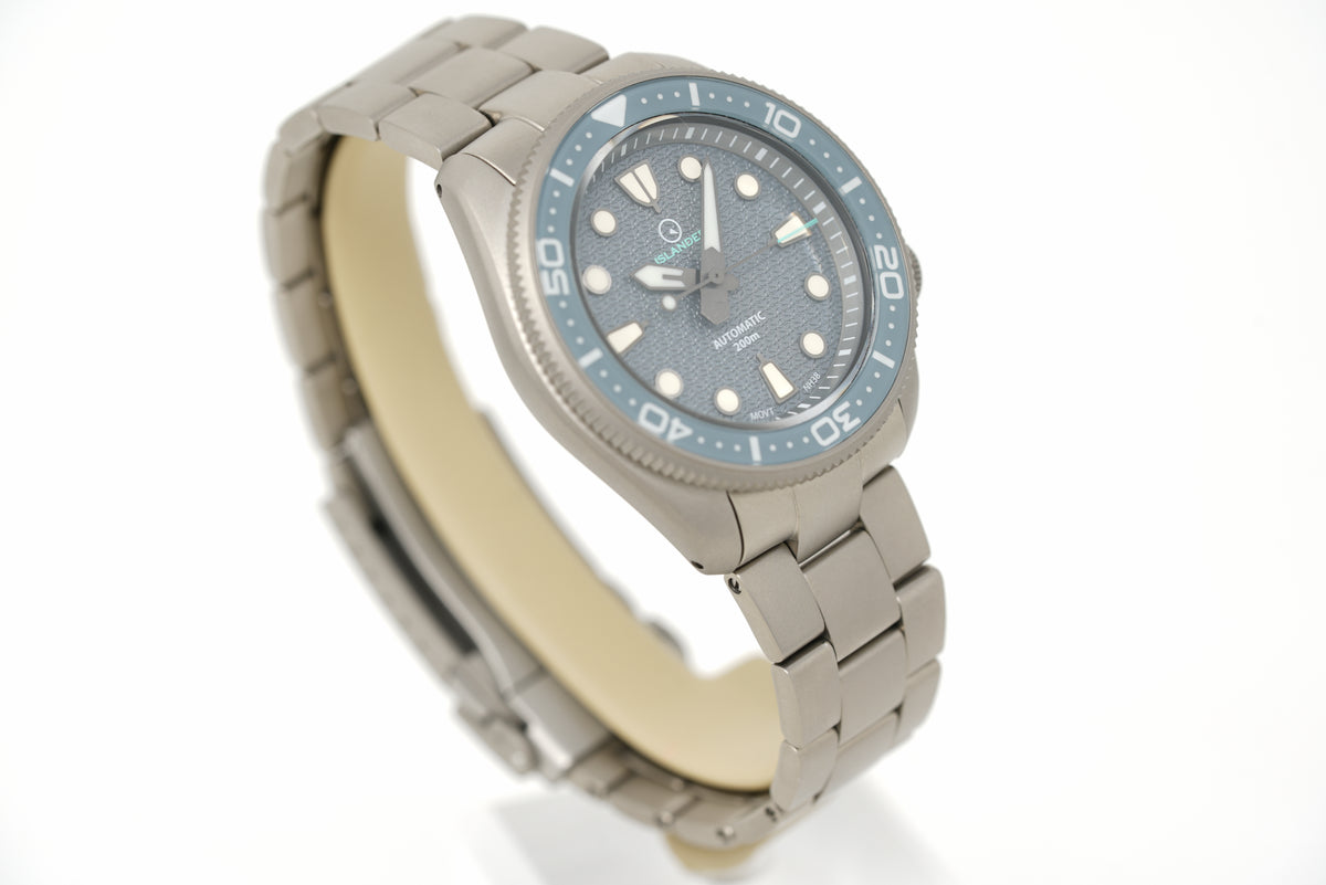 Pre-Owned Islander Sands Point Titanium Diver Grey Whale Tail ISL-259