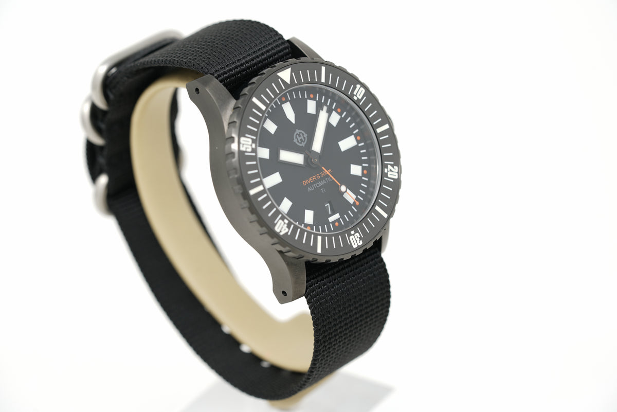 Pre-Owned Helm Vanuatu Titanium Black PVD 04AR2