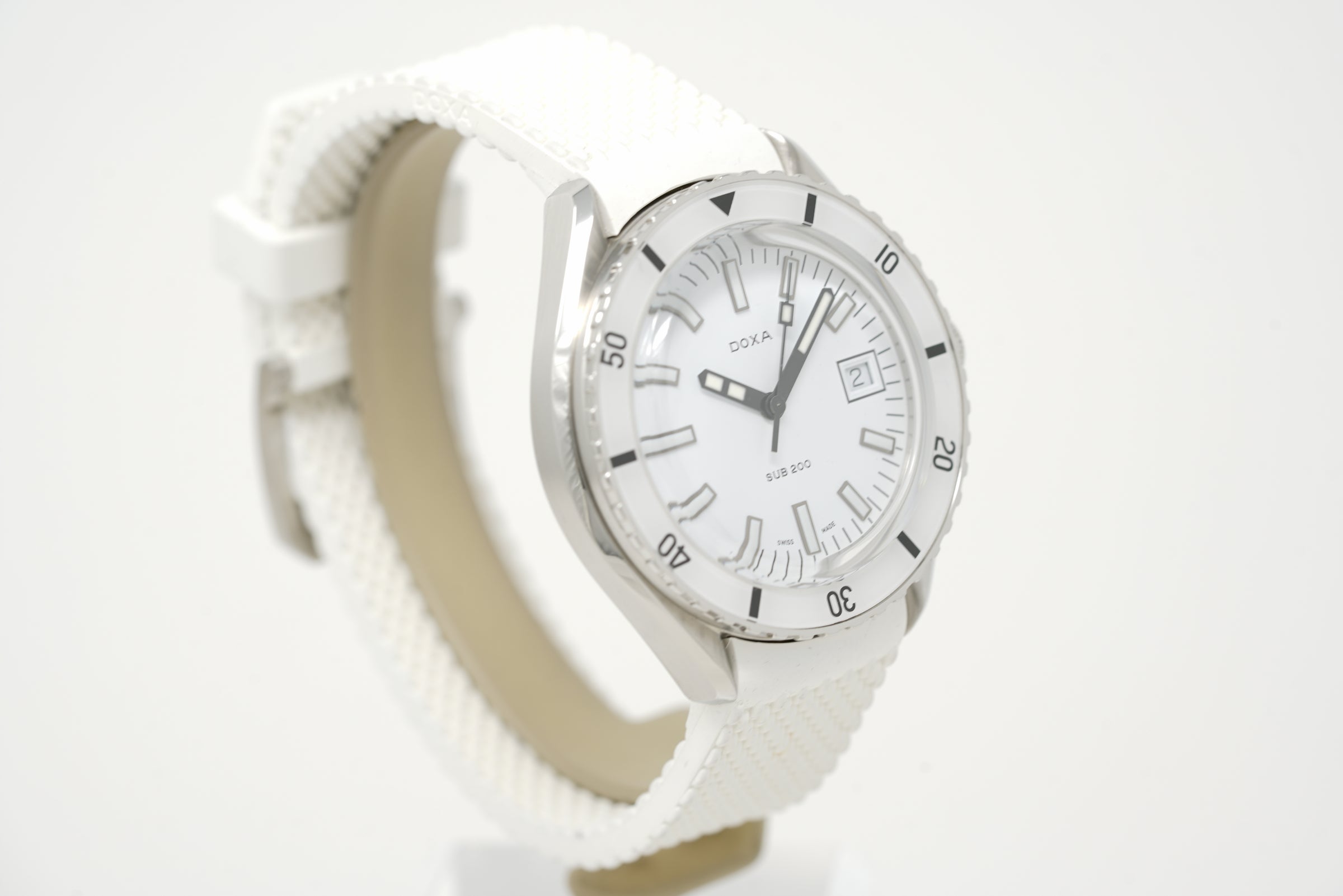 Pre-Owned Doxa SUB 200 Whitepearl 799.10.011.23
