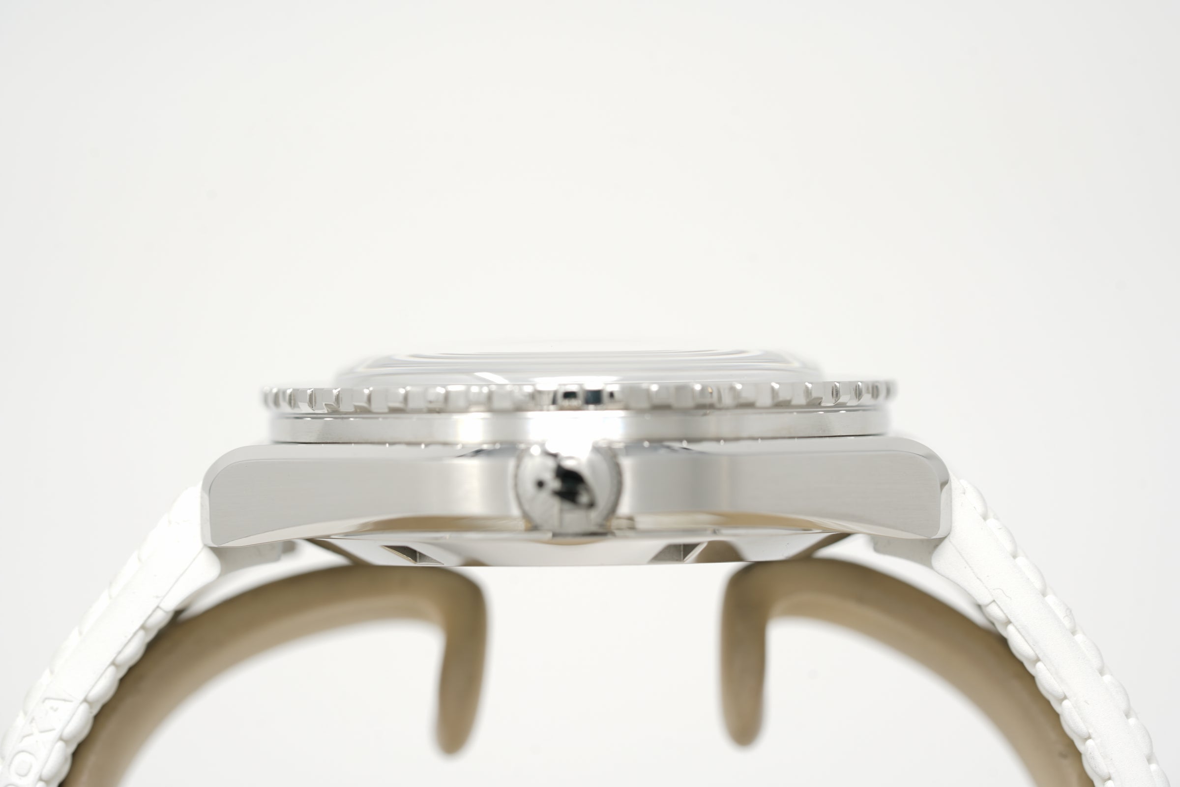 Pre-Owned Doxa SUB 200 Whitepearl 799.10.011.23